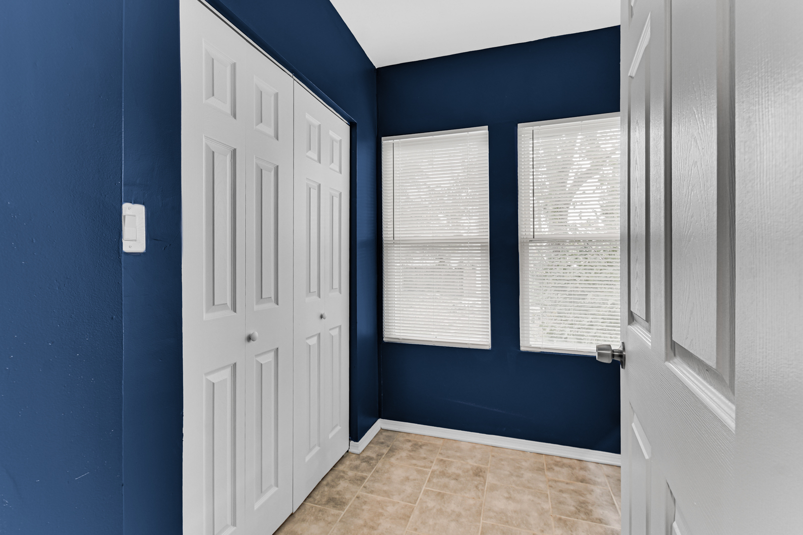 8922 South May Street Chicago, IL 60620 - Photo 14 of 23 a view of an empty room and window