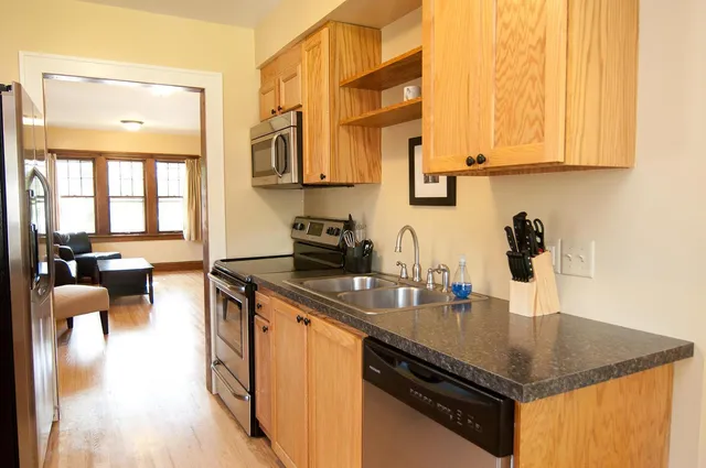 $2,700 | 2219 Cole Avenue Southeast, Minneapolis, MN 55414