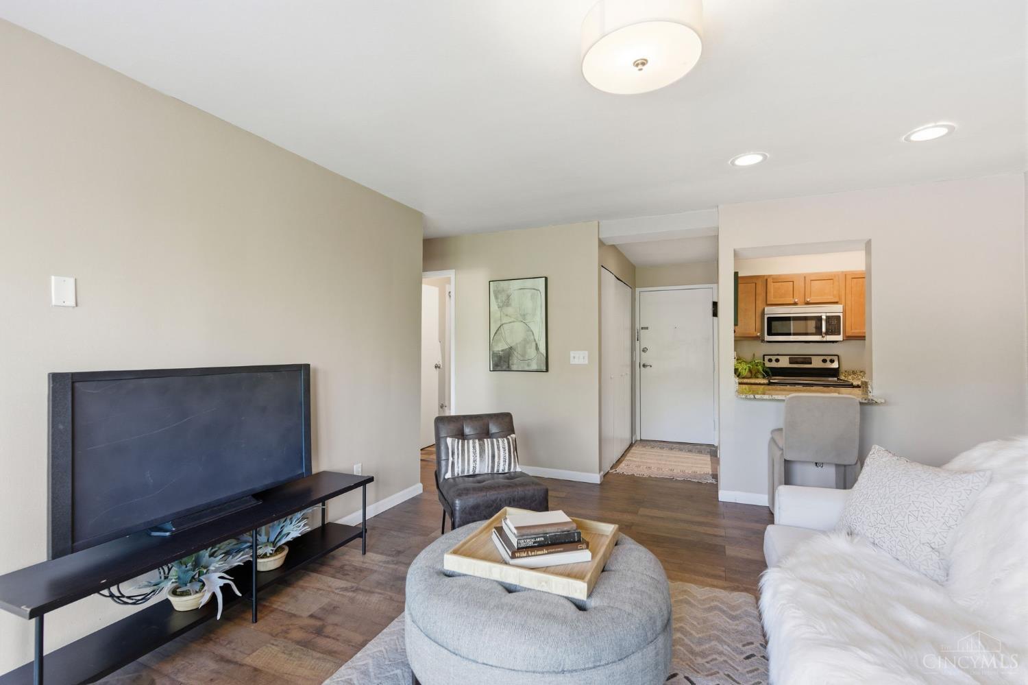 1815 William Howard Taft Road, Unit 502 Cincinnati, OH 45206 - Photo 5 of 28
