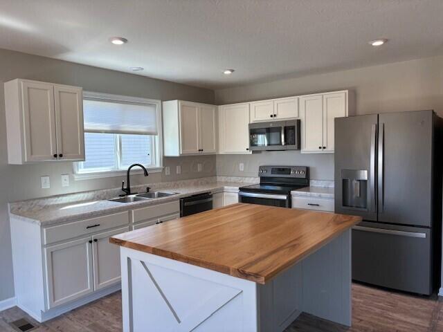 507 Randall Road Delaware, OH 43015 - Photo 10 of 41 Randall 507 Island w Kitchen