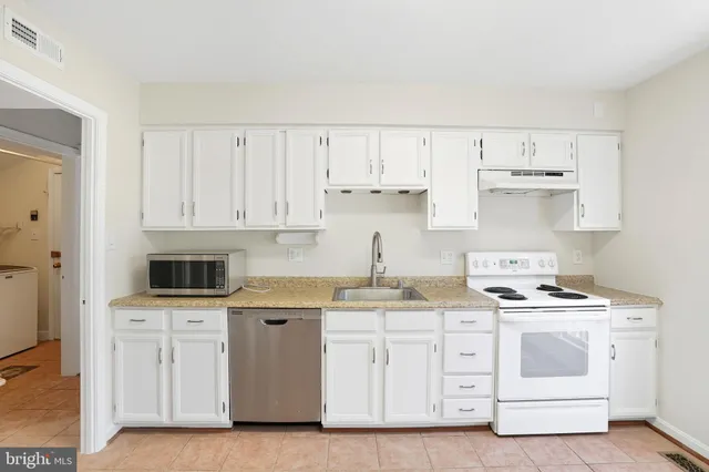 $3,700 | 9207 Hunting Pines Place, Fairfax, VA 22032