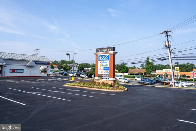 $3,700 | 9207 Hunting Pines Place, Fairfax, VA 22032