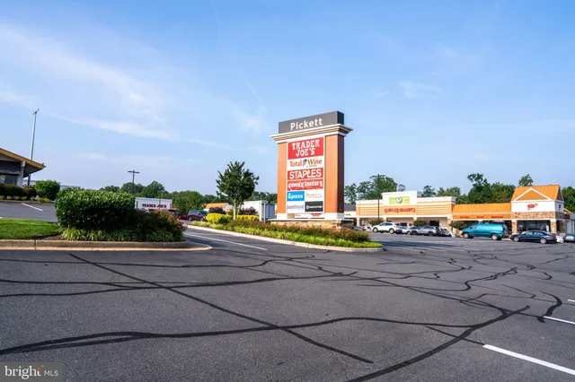 $3,700 | 9207 Hunting Pines Place, Fairfax, VA 22032