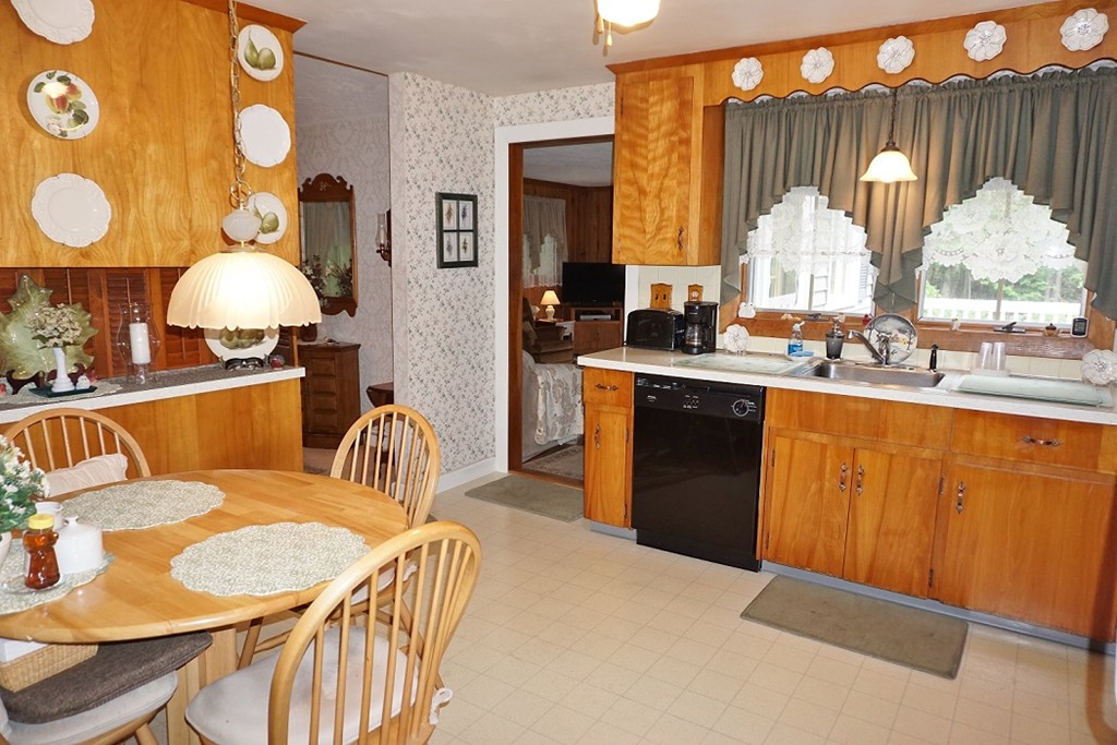 18 Aqueduct Road Wayland, MA 01778 - Photo 9 of 28 Gallery Image 9