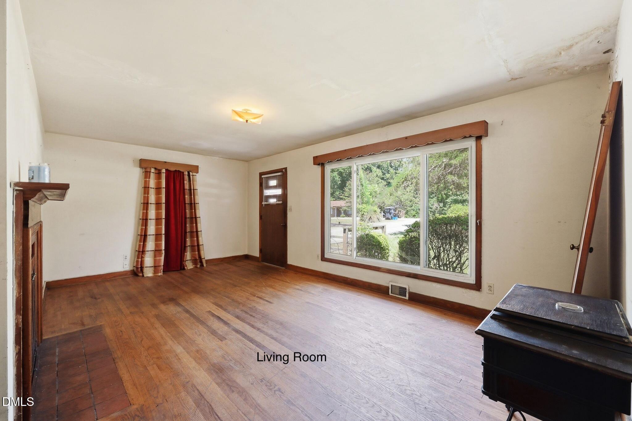 1315 Alpha Road Henderson, NC 27536 - Photo 10 of 26 Living Room