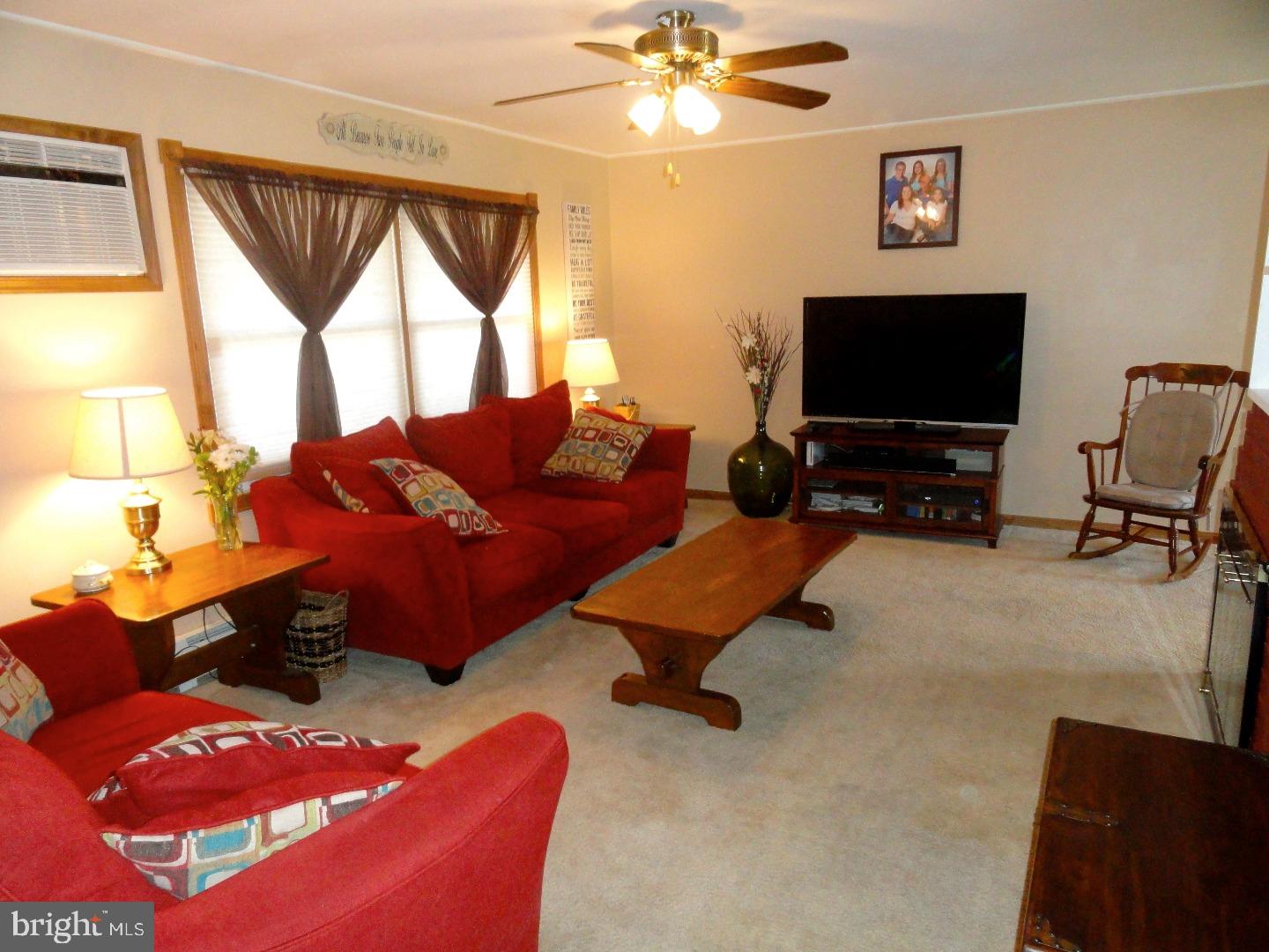 26 Valley Road Levittown, PA 19057 - Photo 4 of 9 Living Room