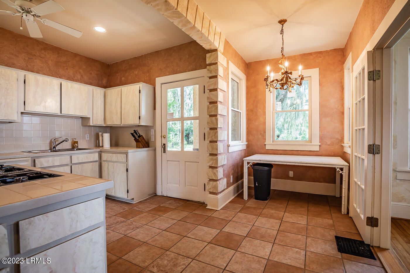 725 Ribaut Road Beaufort, SC 29902 - Photo 9 of 38 Breakfast area