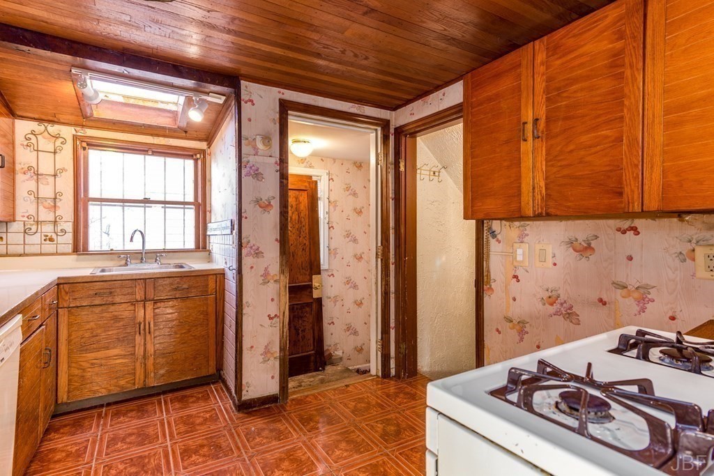 1 Regent Road Malden, MA 02148 - Photo 7 of 20 Gallery Image 7