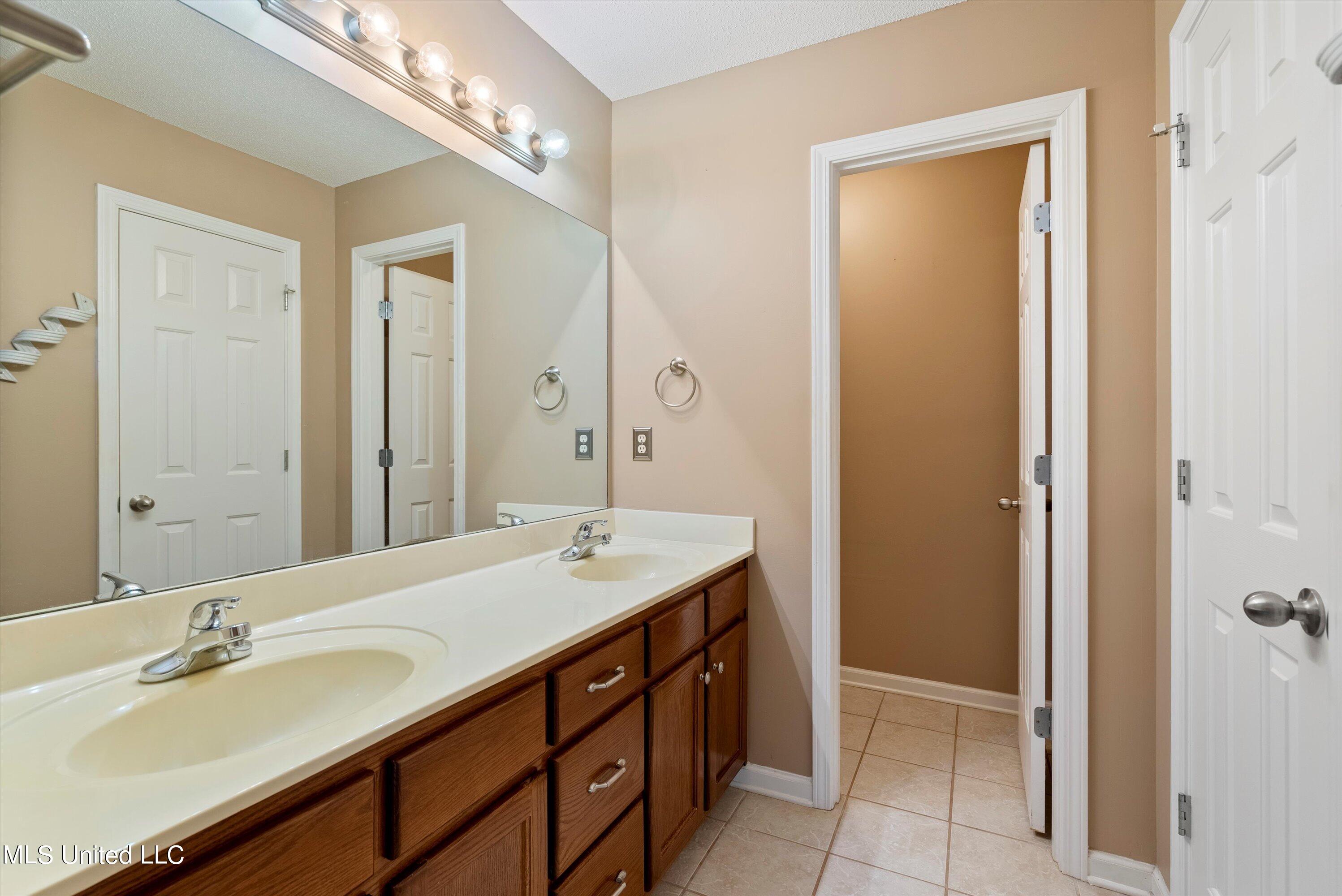 129 Waverly Road Senatobia, MS 38668 - Photo 15 of 36 11-Primary Bathroom