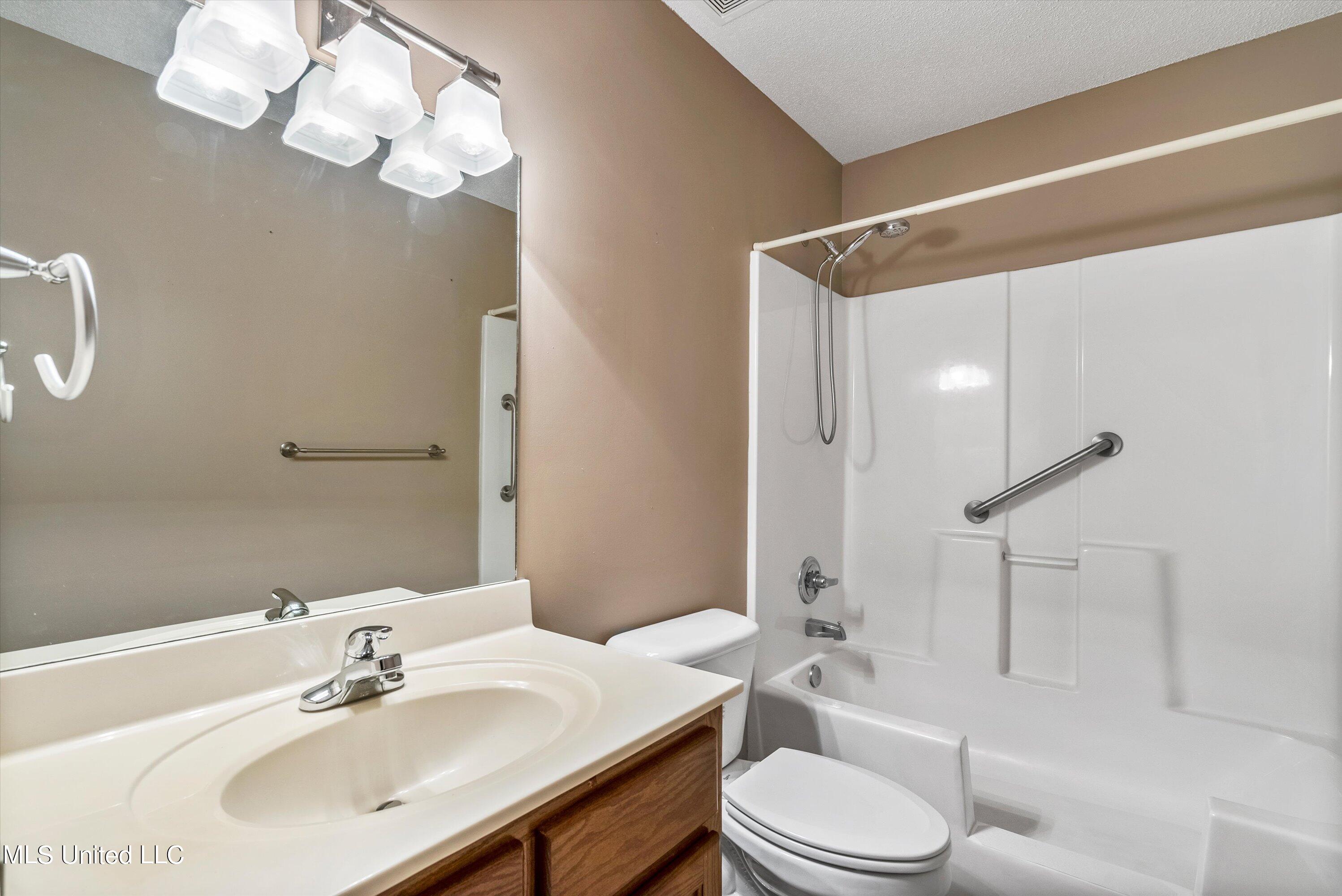 129 Waverly Road Senatobia, MS 38668 - Photo 20 of 36 07-Guest Bathroom
