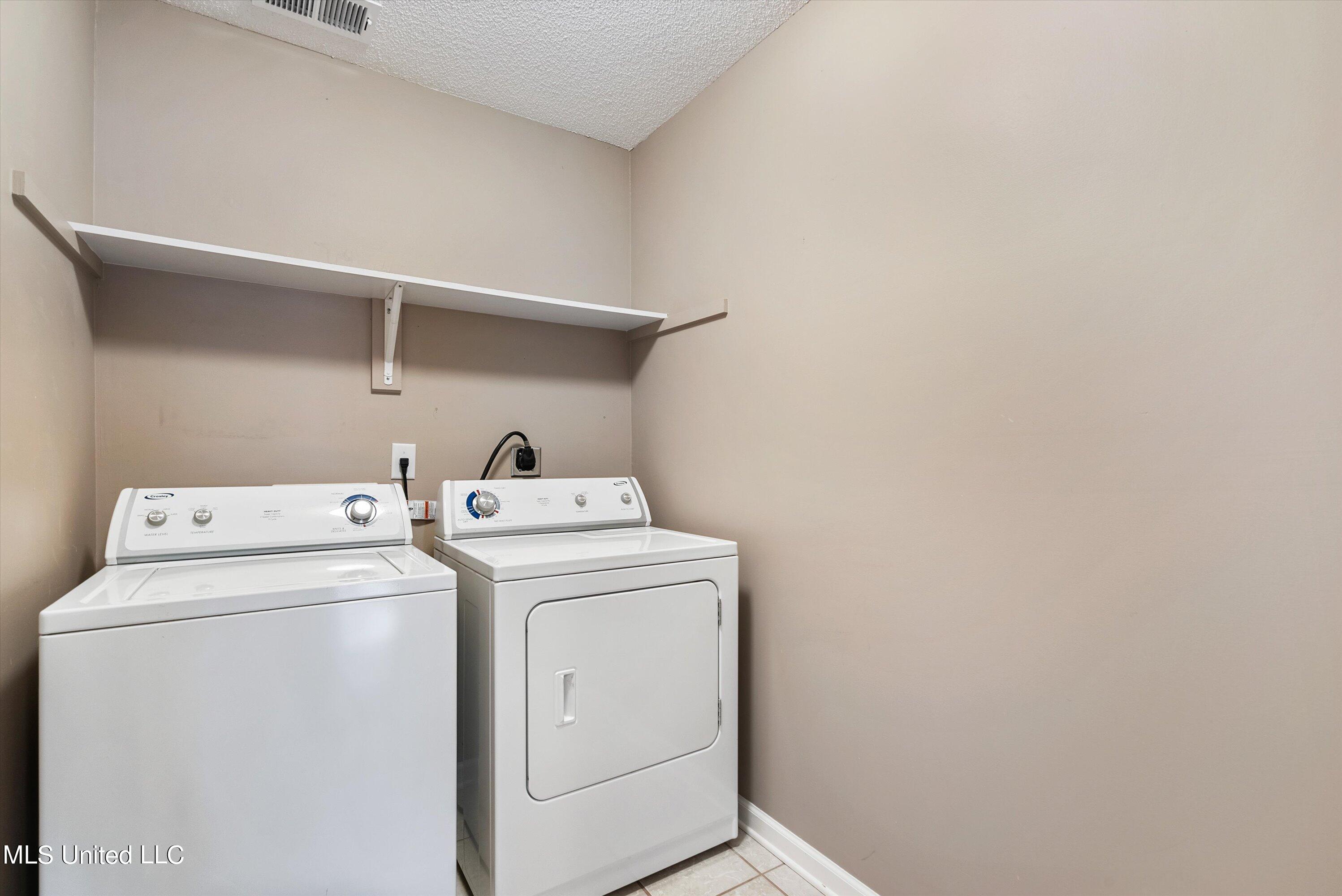 129 Waverly Road Senatobia, MS 38668 - Photo 23 of 36 04-Laundry Room