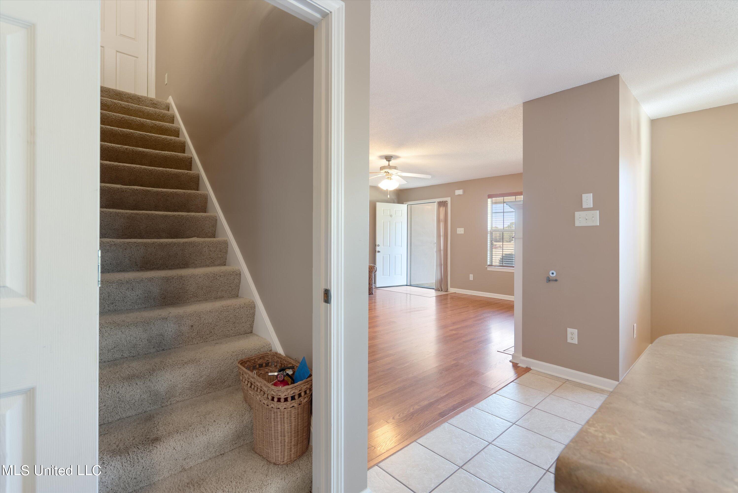 129 Waverly Road Senatobia, MS 38668 - Photo 24 of 36 26-Stairs