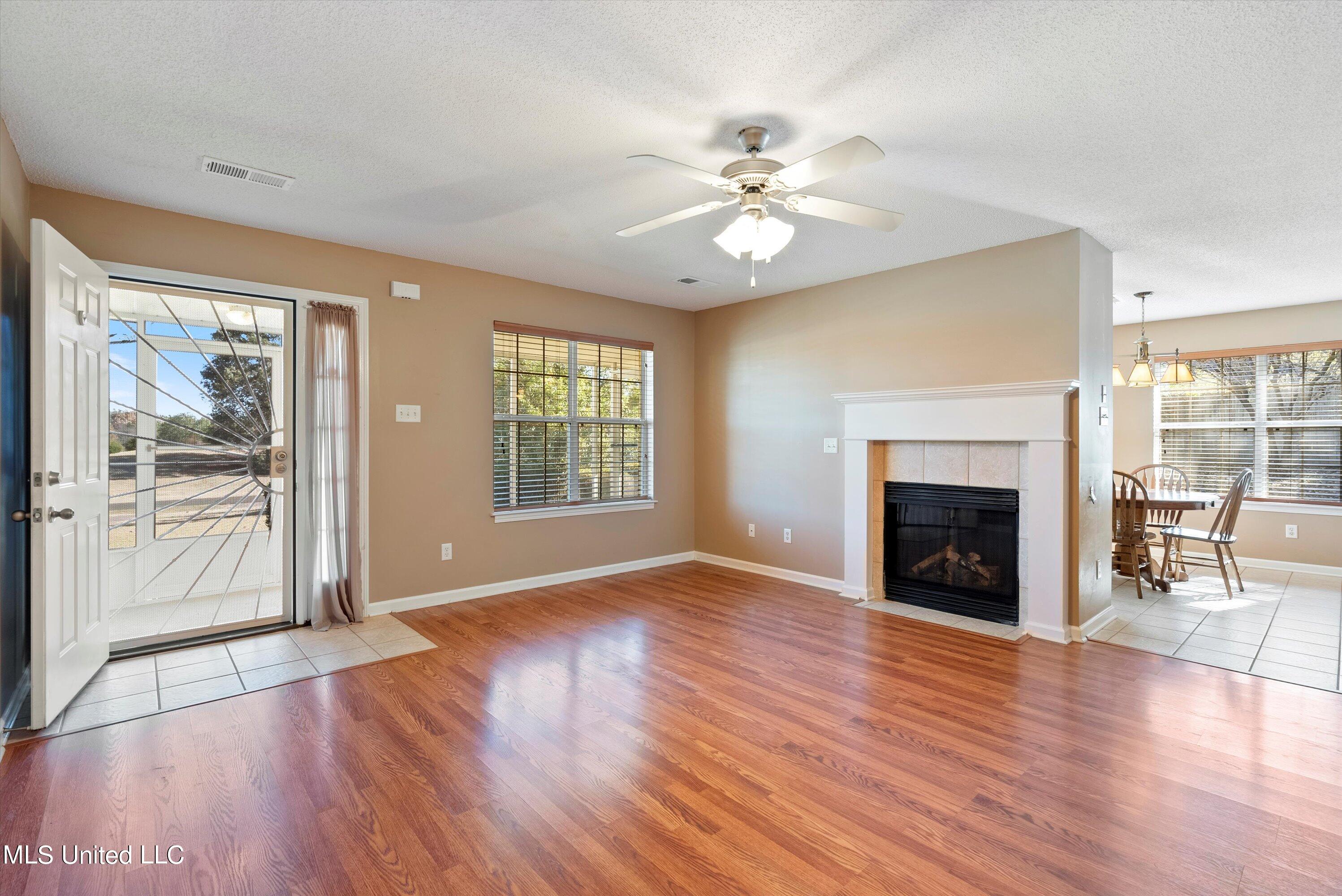 129 Waverly Road Senatobia, MS 38668 - Photo 7 of 36 15-Living Room