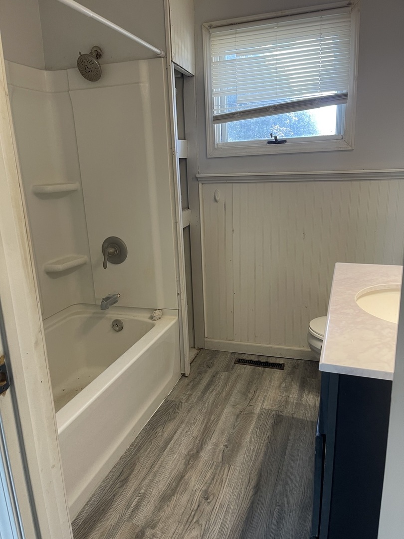 1824 16th Avenue Sterling, IL 61081 - Photo 14 of 26 a bathroom with a bathtub