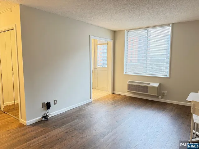 $1,960 | 160 Overlook Avenue, Unit 11E2, Hackensack, NJ 07601