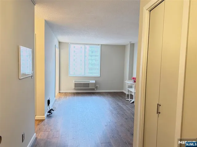 $1,960 | 160 Overlook Avenue, Unit 11E2, Hackensack, NJ 07601