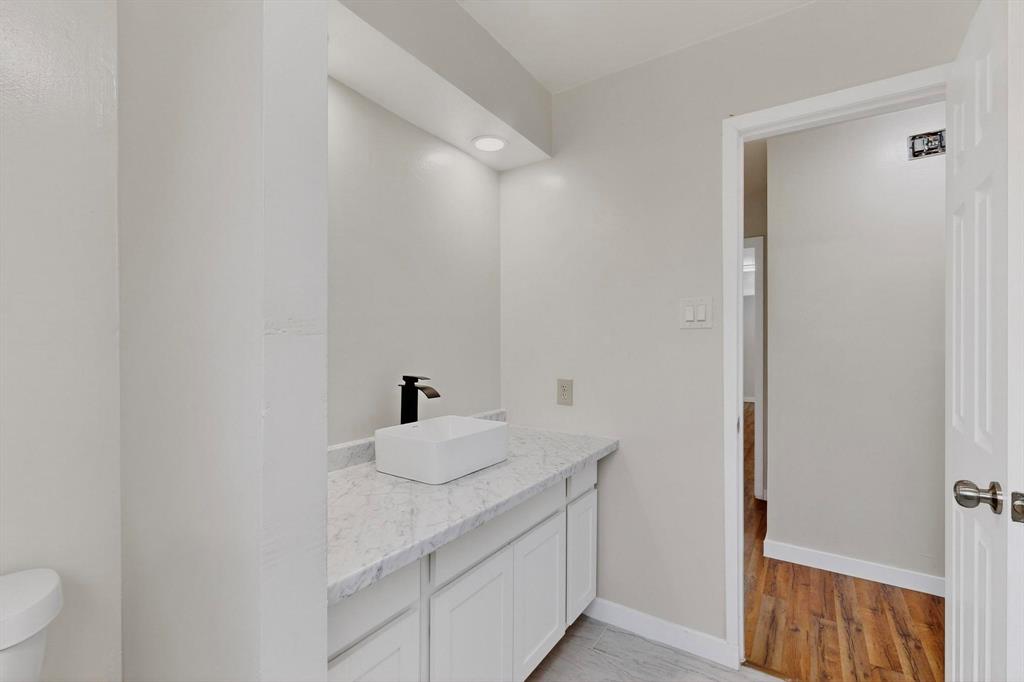 1407 El Camino Circle Princeton, TX 75407 - Photo 13 of 26 a room with washing machine