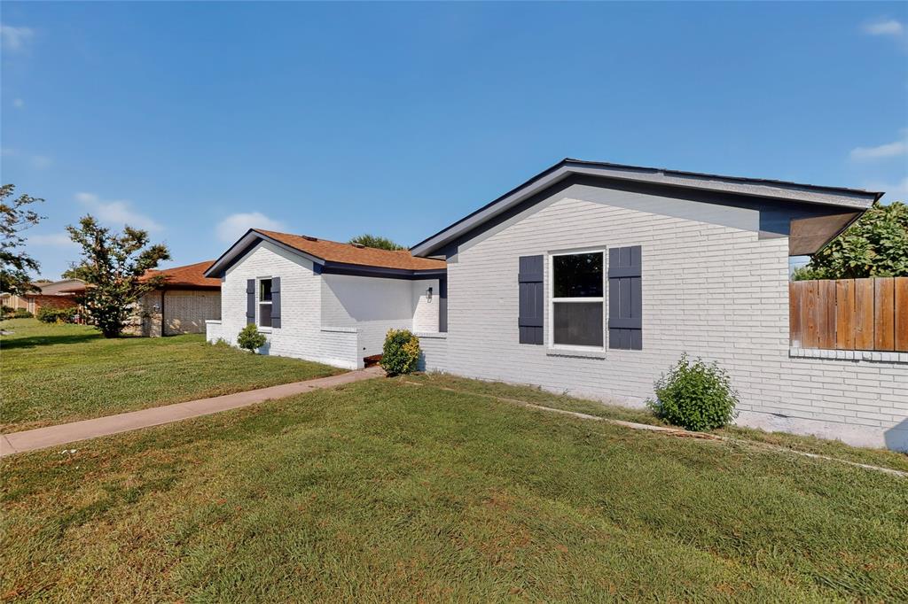 1407 El Camino Circle Princeton, TX 75407 - Photo 2 of 26 a front view of house with yard and green space