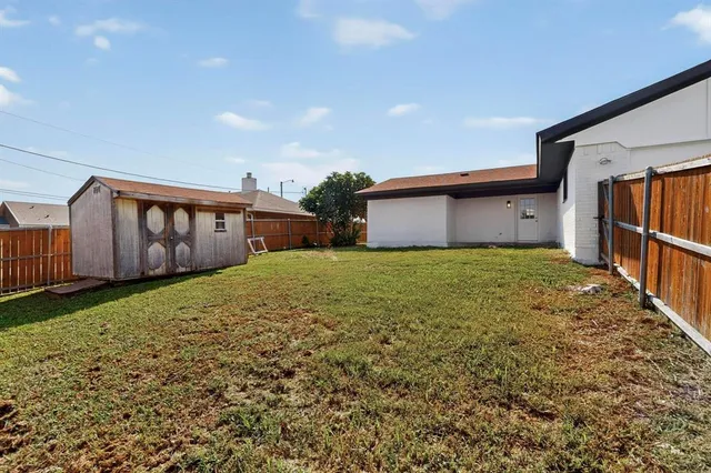 a view of a house with backyard and garden