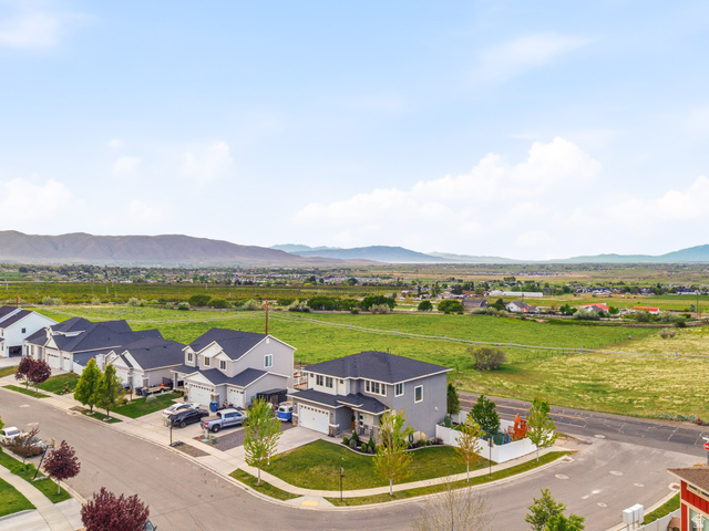 256 West Horizon Loop Payson, UT 84651 - Photo 28 of 33 Aerial view of residential area featuring a mountainous background