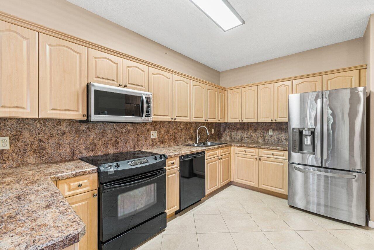 6829 Via Regina Boca Raton, FL 33433 - Photo 6 of 7 Kitchen