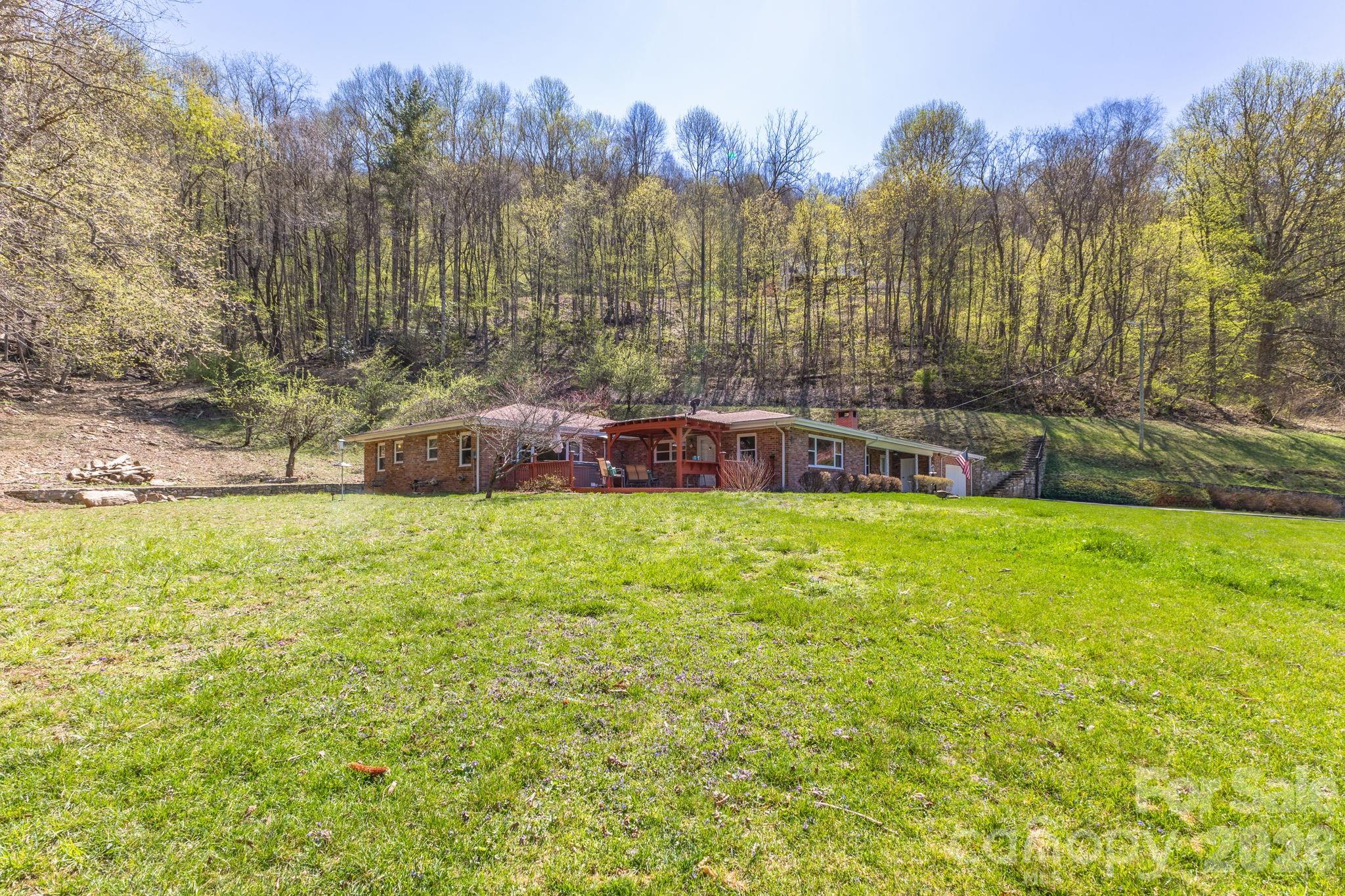 87 Rockwood Road Waynesville, NC 28786 - Photo 4 of 45 a view of a yard with a fountain