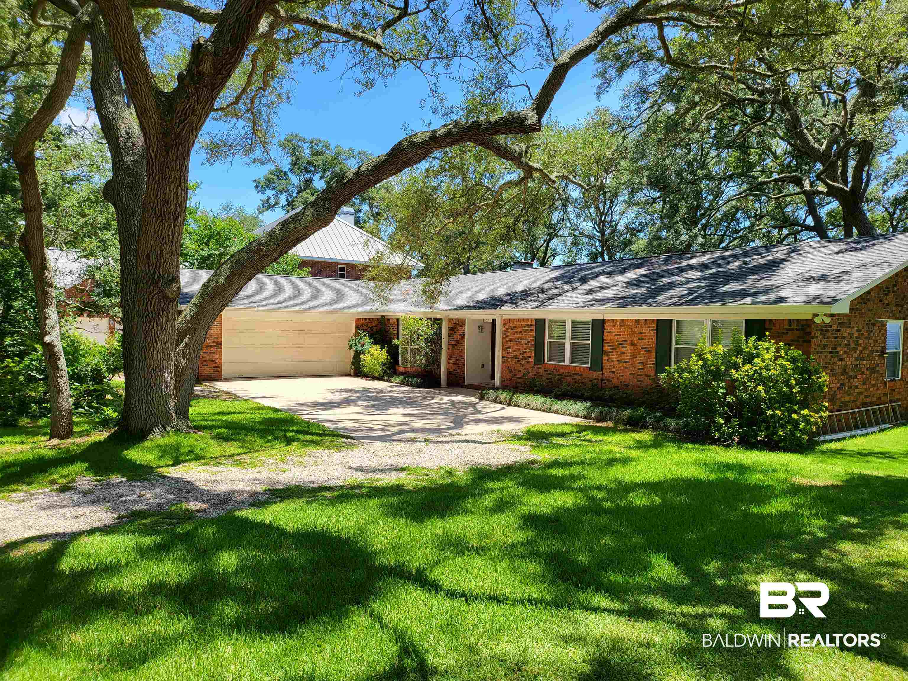 9234 Bayview Drive Lillian, AL 36549 - Photo 2 of 40 Brick 3/3 Side Entry Gara