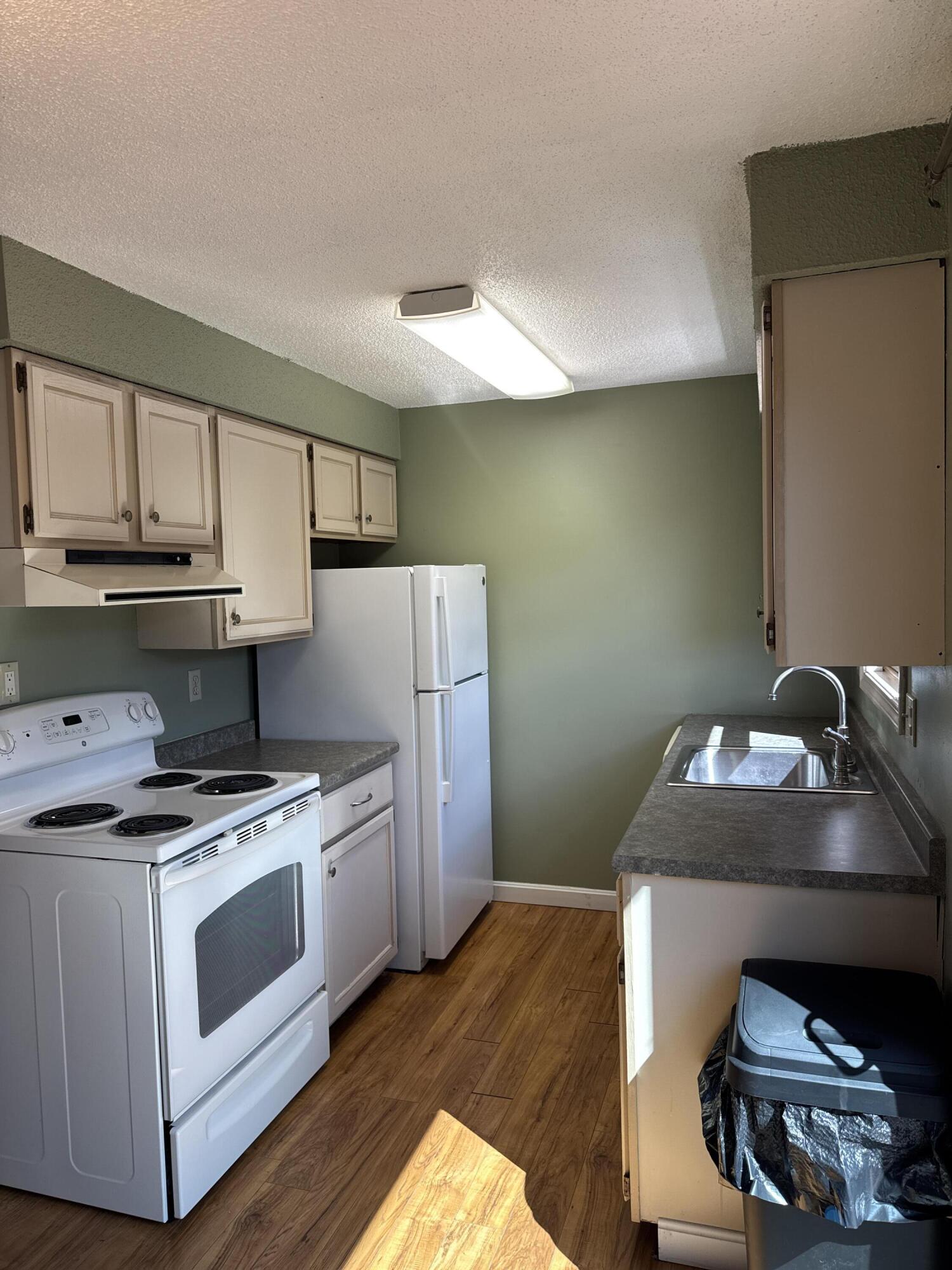 9 Cynthia Circle, Unit 9 Bangor, ME 04401 - Photo 5 of 28 Kitchen