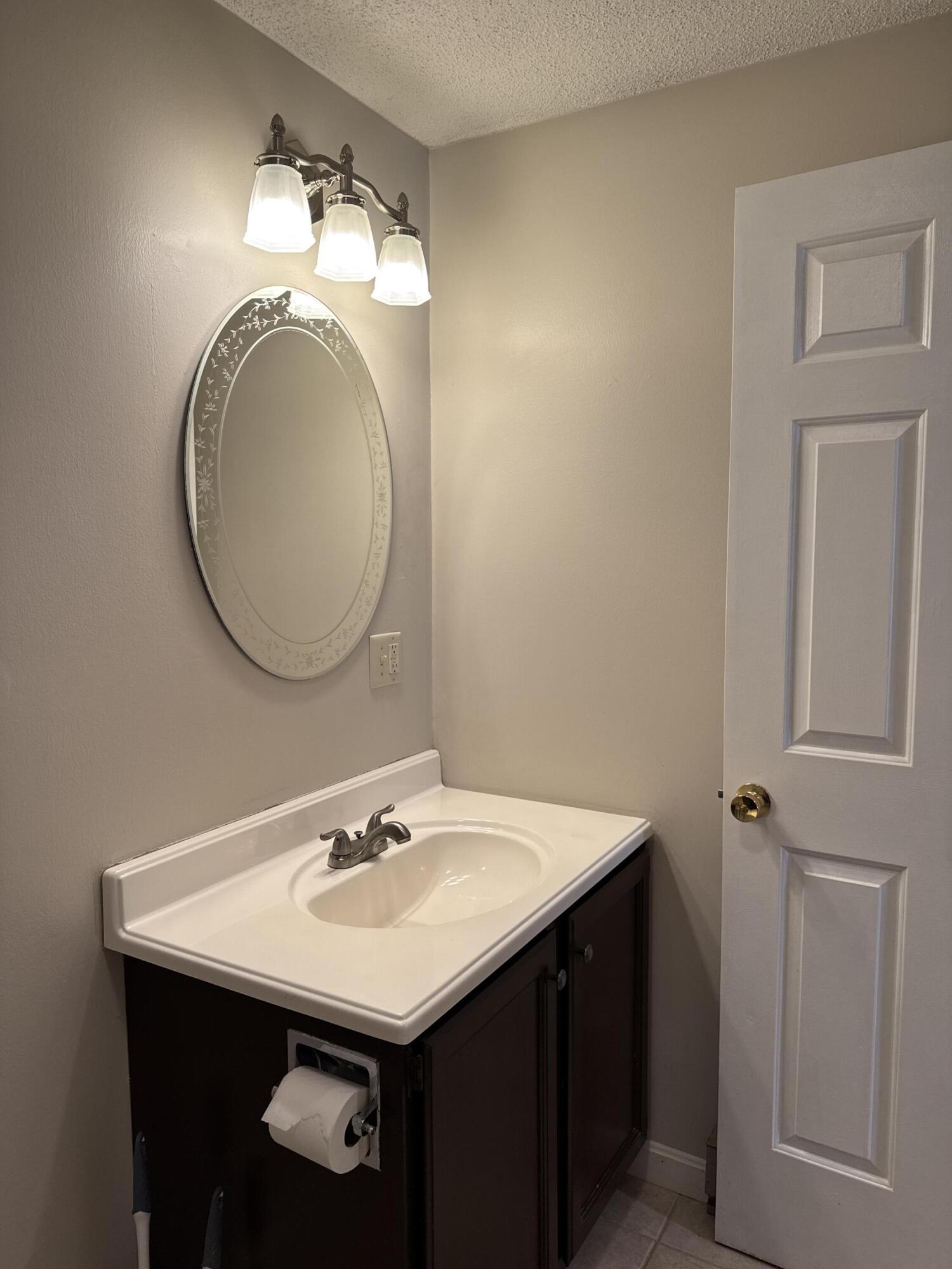 9 Cynthia Circle, Unit 9 Bangor, ME 04401 - Photo 10 of 28 1st floor bathroom