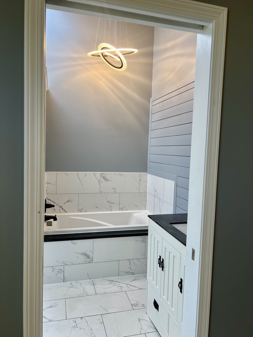 2472 Worthington Drive Aurora, IL 60506 - Photo 13 of 26 a bathroom with a sink and mirror