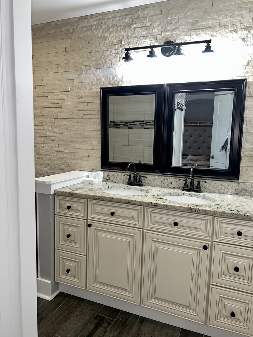 2472 Worthington Drive Aurora, IL 60506 - Photo 17 of 26 a bathroom with a sink and a mirror