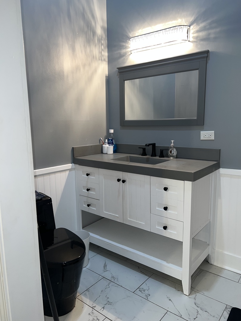 2472 Worthington Drive Aurora, IL 60506 - Photo 21 of 26 a bathroom with a double vanity sink and mirror