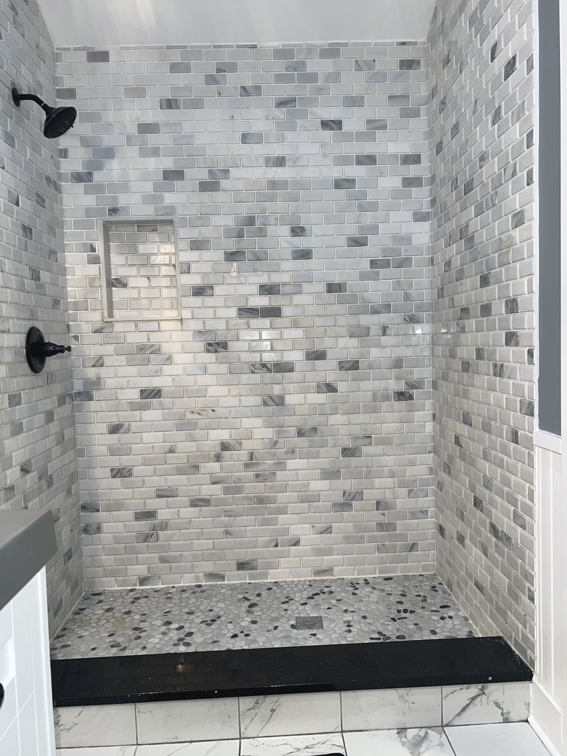 2472 Worthington Drive Aurora, IL 60506 - Photo 22 of 26 a bathroom with a shower