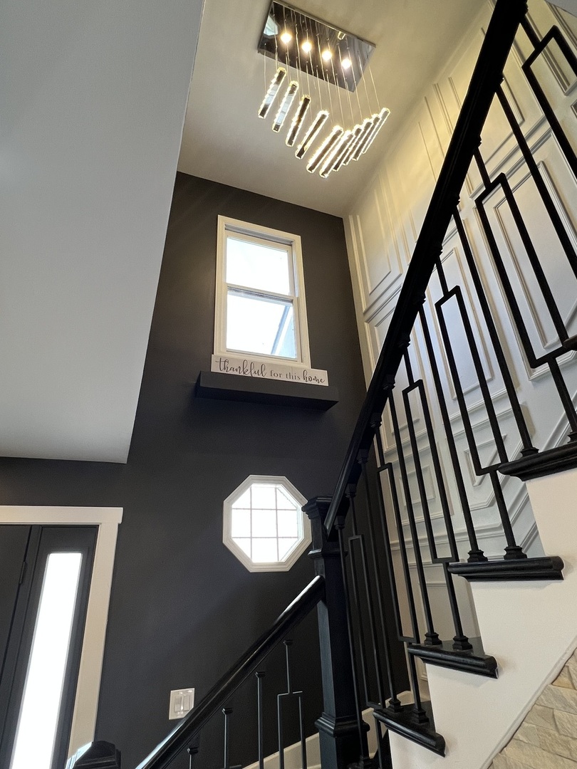 2472 Worthington Drive Aurora, IL 60506 - Photo 9 of 26 a view of an entryway with a window