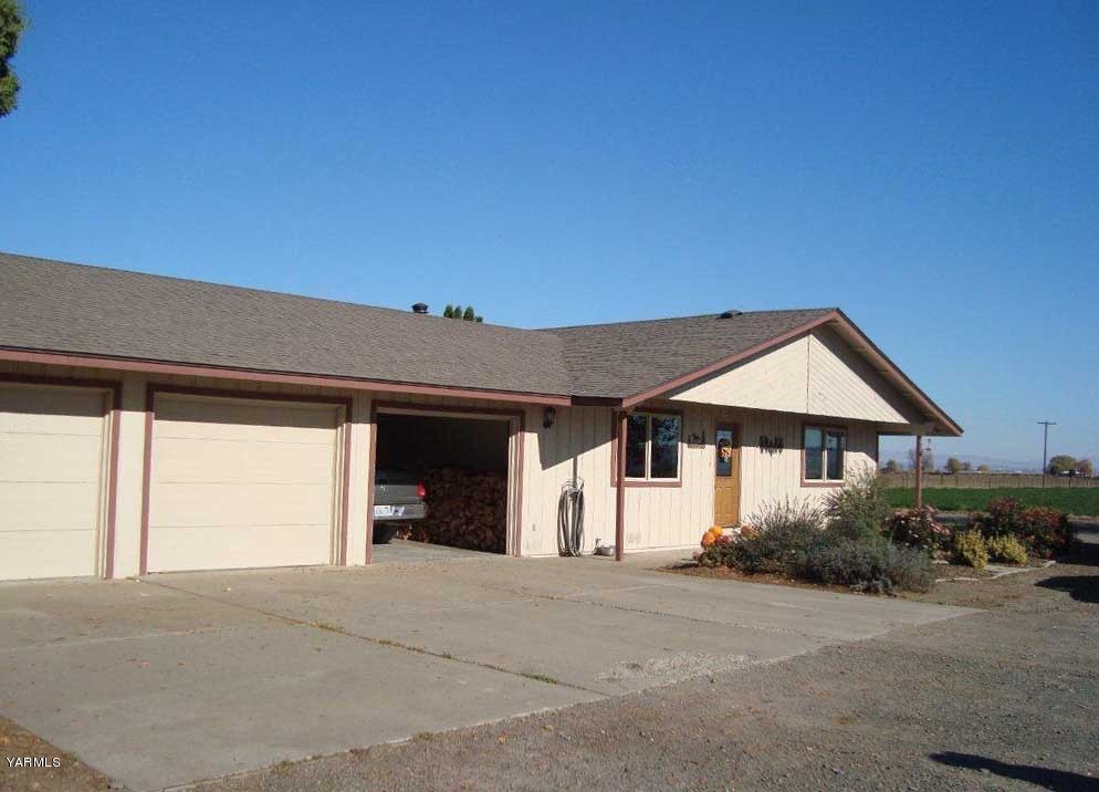 8500 Campbell Road Toppenish, WA 98948 - Photo 3 of 45 a front view of a house with a yard and garage