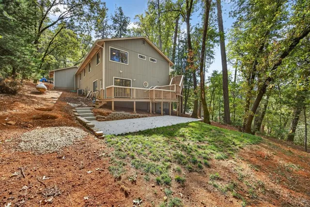 a view of a house with backyard