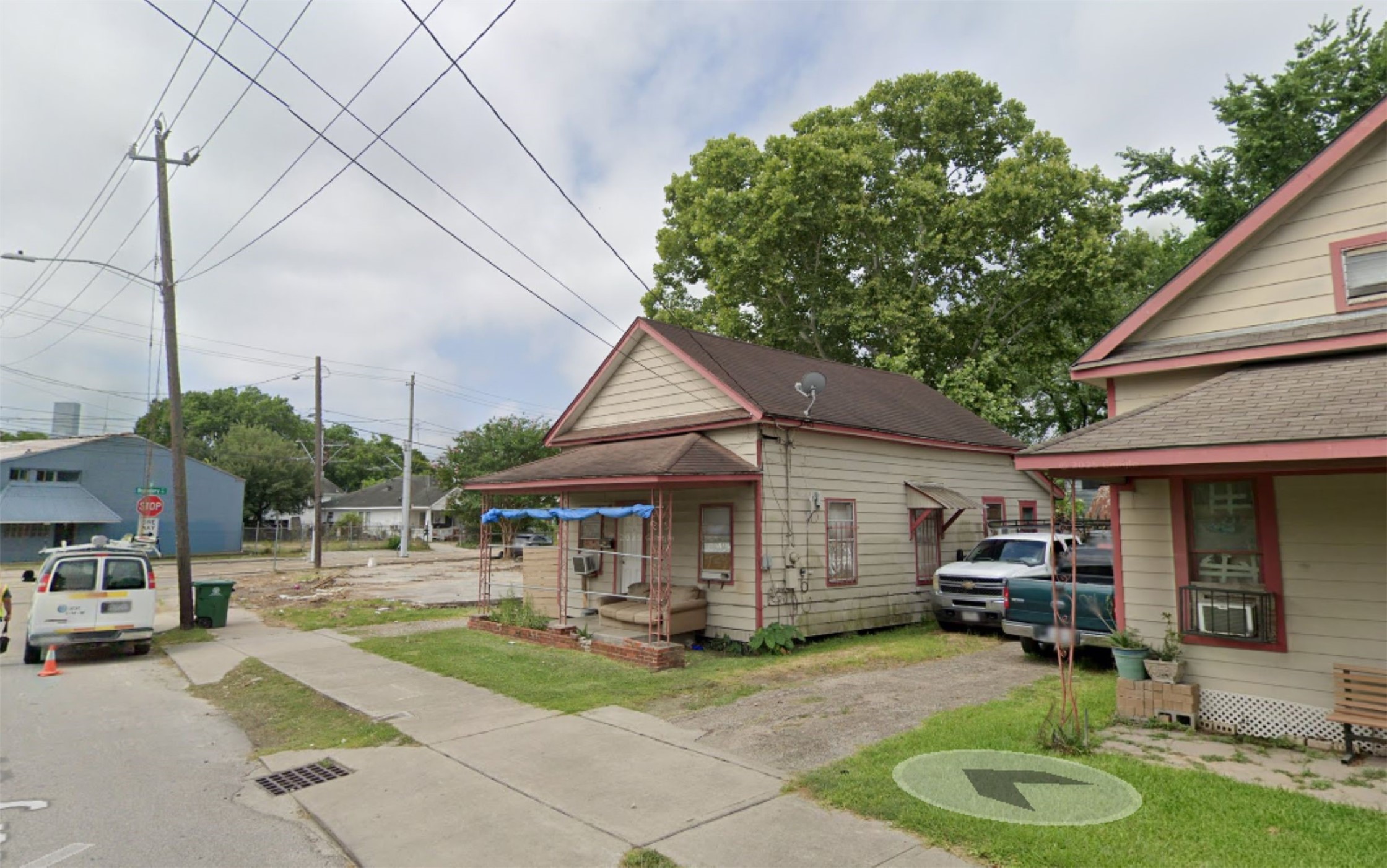 2507 Gentry Street Houston, TX 77009 - Photo 3 of 6 a patio with a table and chairs and a barbeque