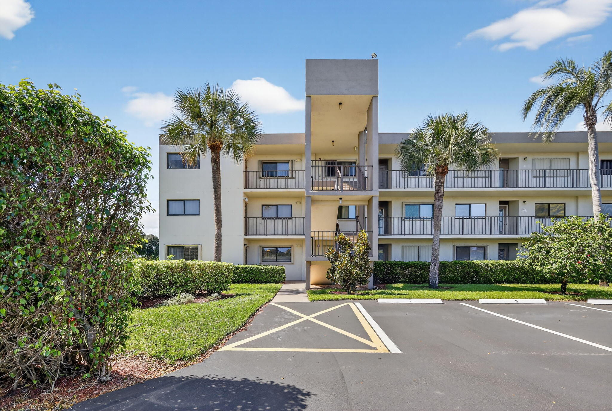 5550 Witney Drive, Unit 101 Delray Beach, FL 33484 - Photo 4 of 32 1-web-or-mls-_82A7059