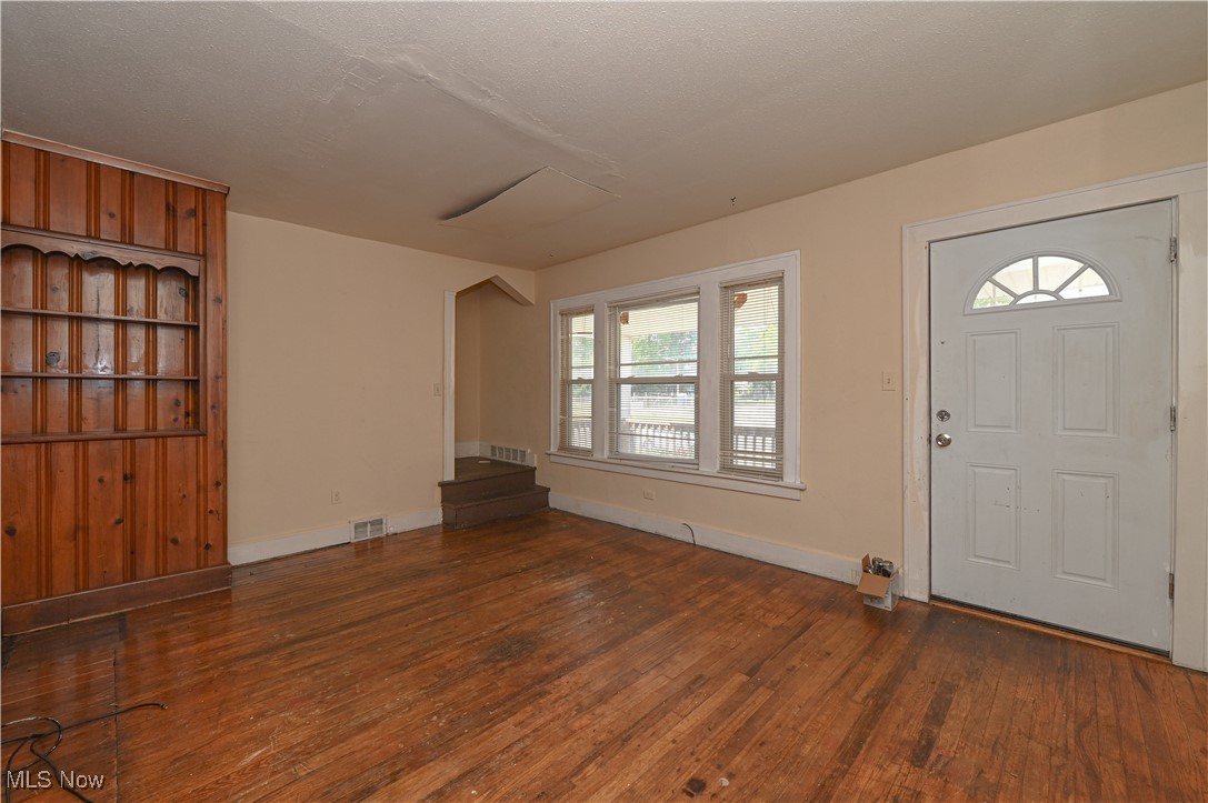 1671 Wayside Road Cleveland, OH 44112 - Photo 5 of 42