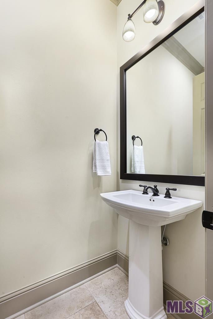 6515 Audubon Square Baton Rouge, LA 70817 - Photo 28 of 40 Half bathroom