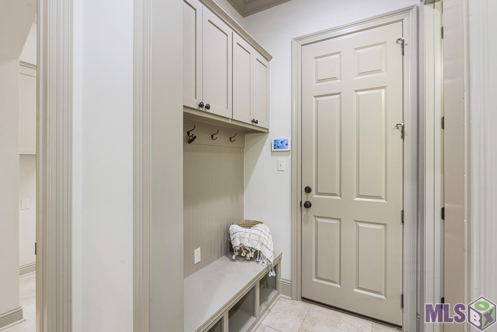 6515 Audubon Square Baton Rouge, LA 70817 - Photo 29 of 40 Drop Zone off the garage entry