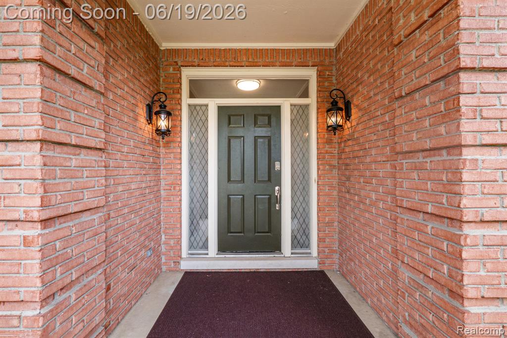 1902 Grayslake Drive Rochester Hills, MI 48306 - Photo 2 of 76