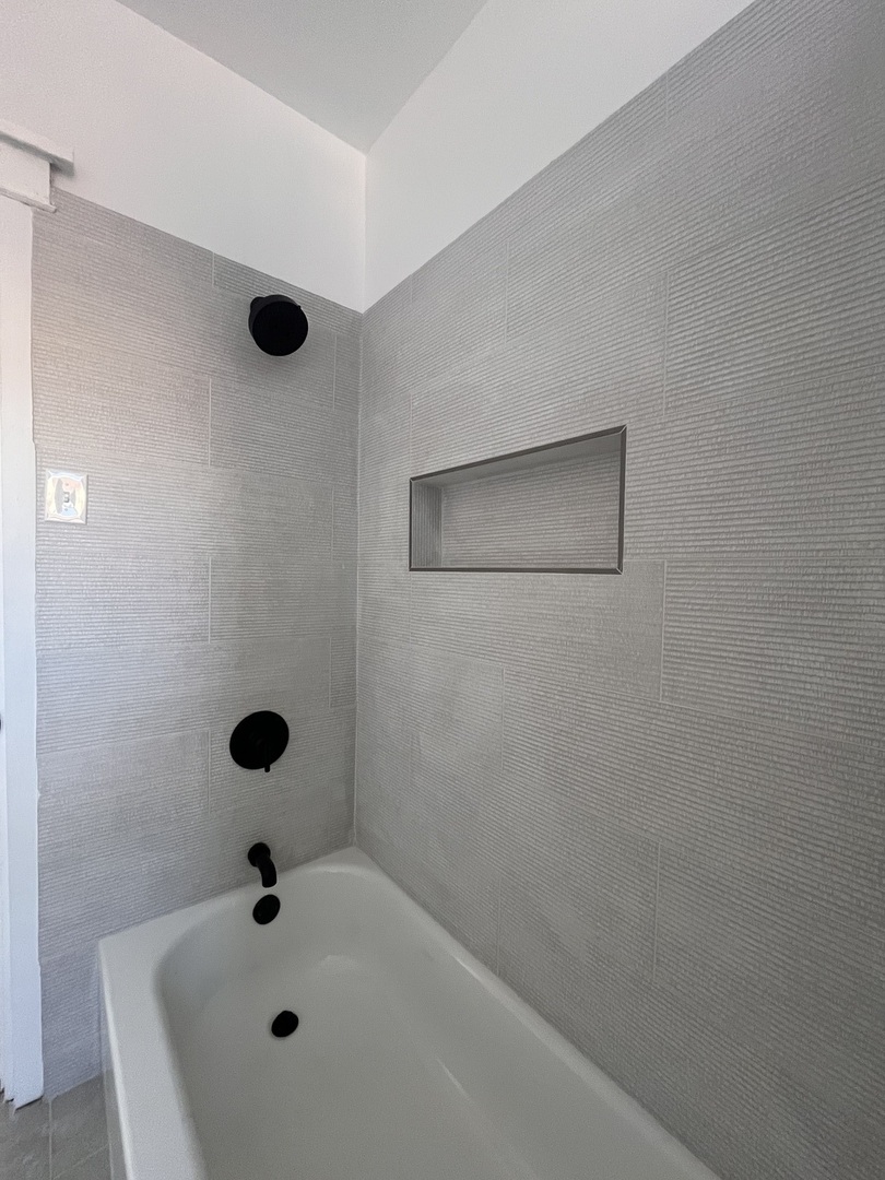 7955 South Elizabeth Street, Unit 2 Chicago, IL 60620 - Photo 10 of 10 a bathroom with a tub