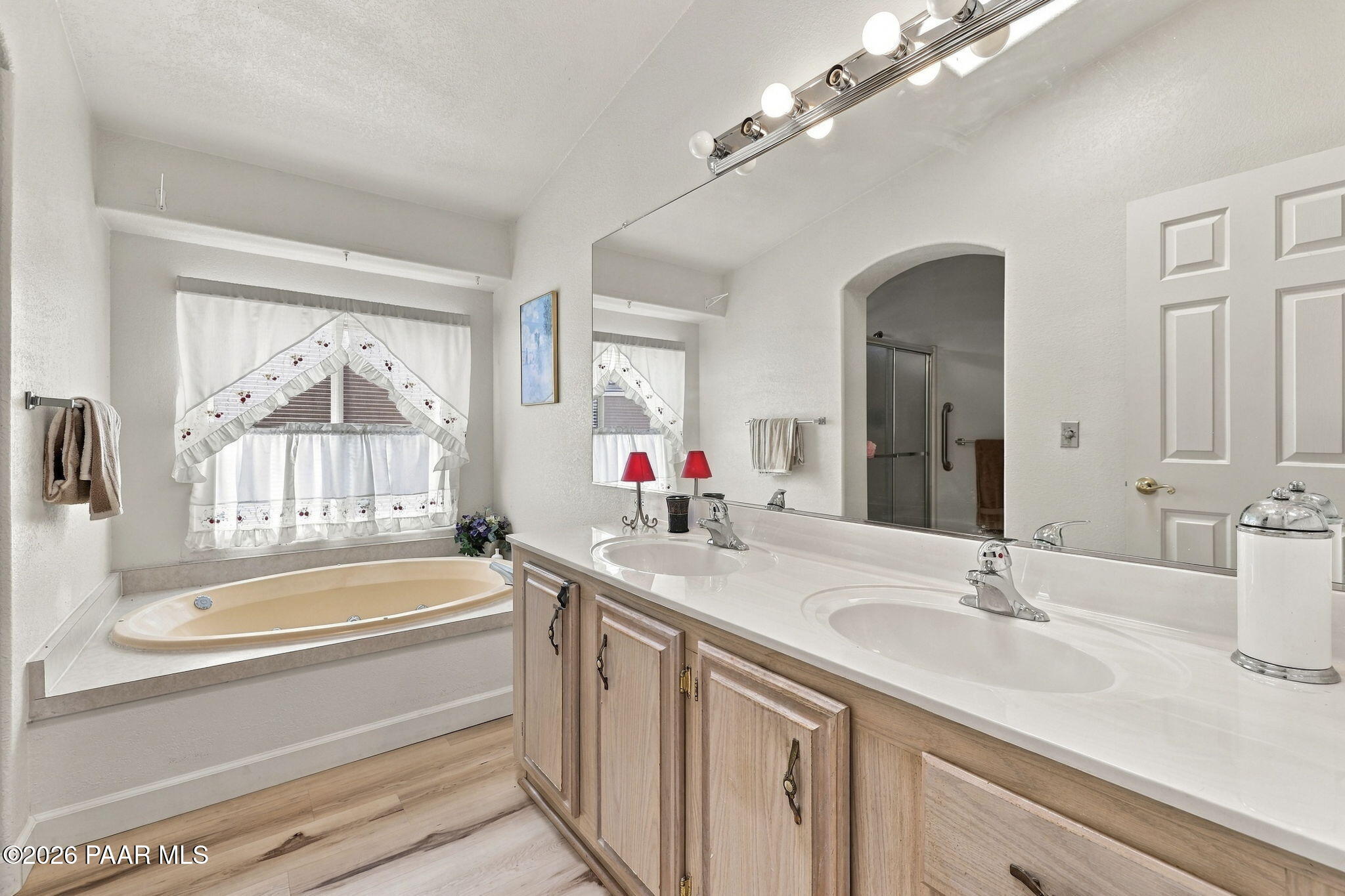 12255 East Obsidian Loop Road Dewey, AZ 86327 - Photo 25 of 51 25-Primary Bathroom