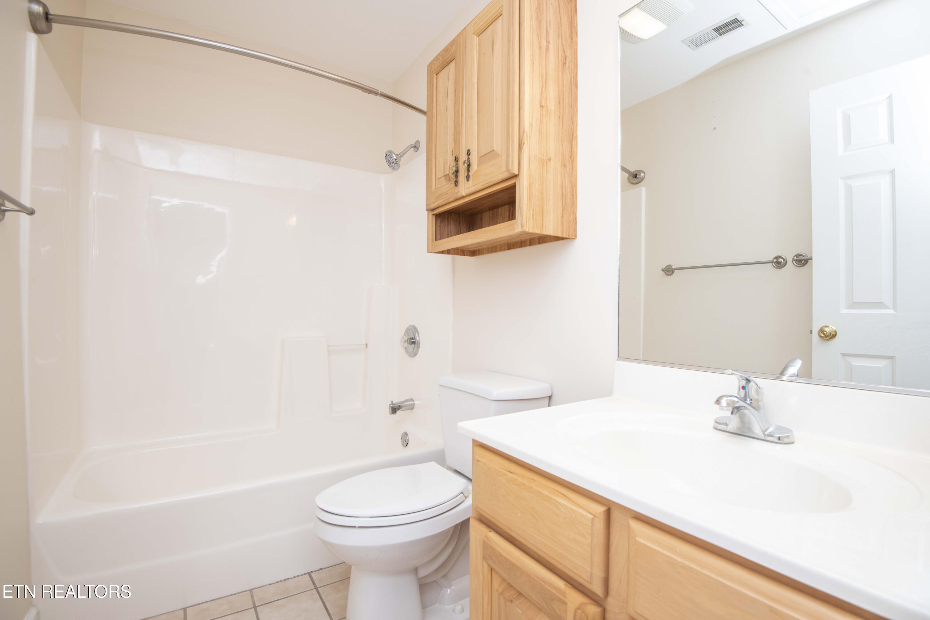 118 Channel Way Clinton, TN 37716 - Photo 32 of 46 third bath_1