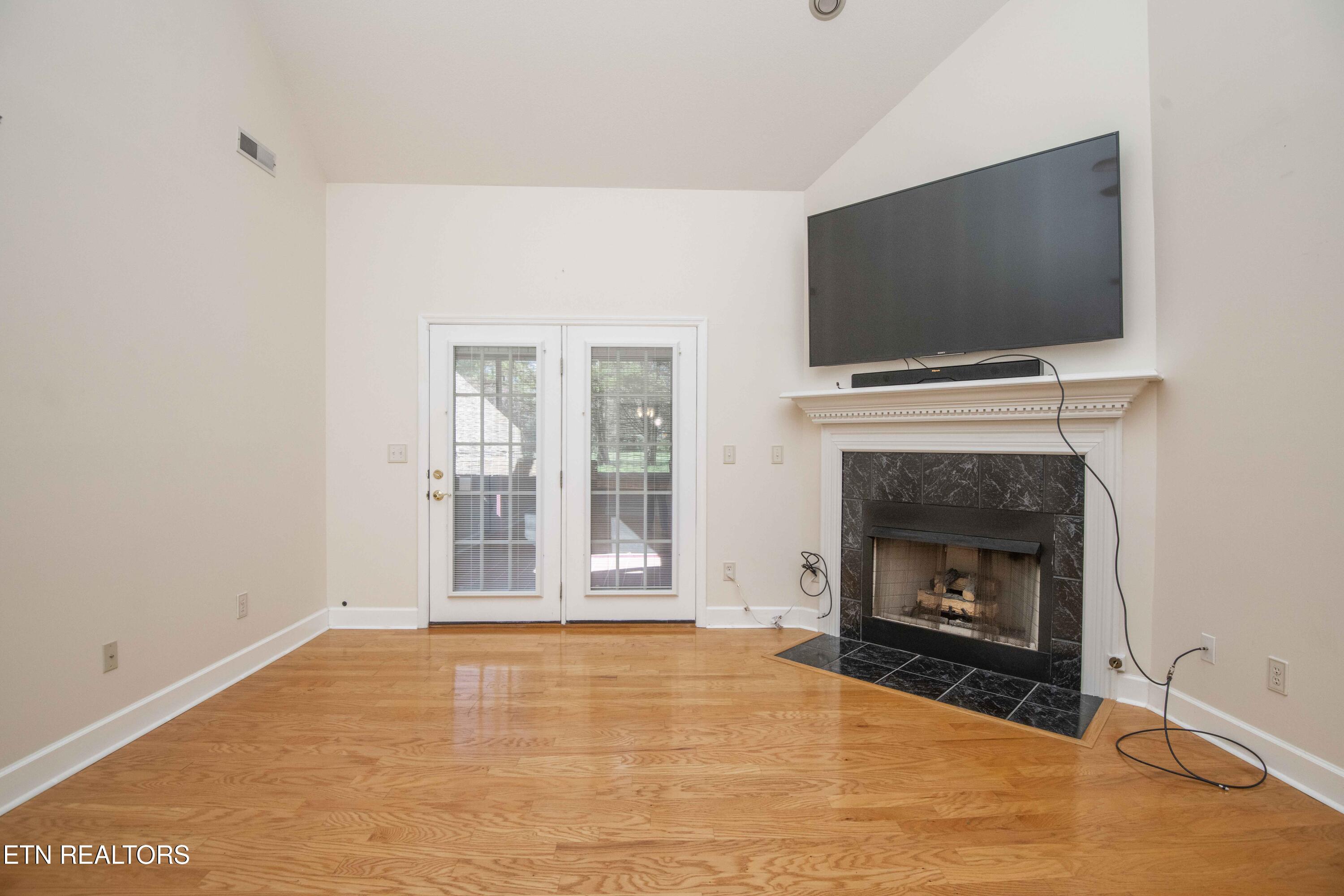 118 Channel Way Clinton, TN 37716 - Photo 9 of 46 living_1