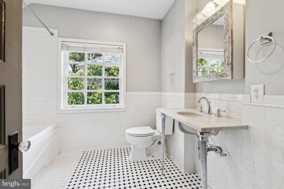 1713 Regent Road Baltimore, MD 21209 - Photo 13 of 25