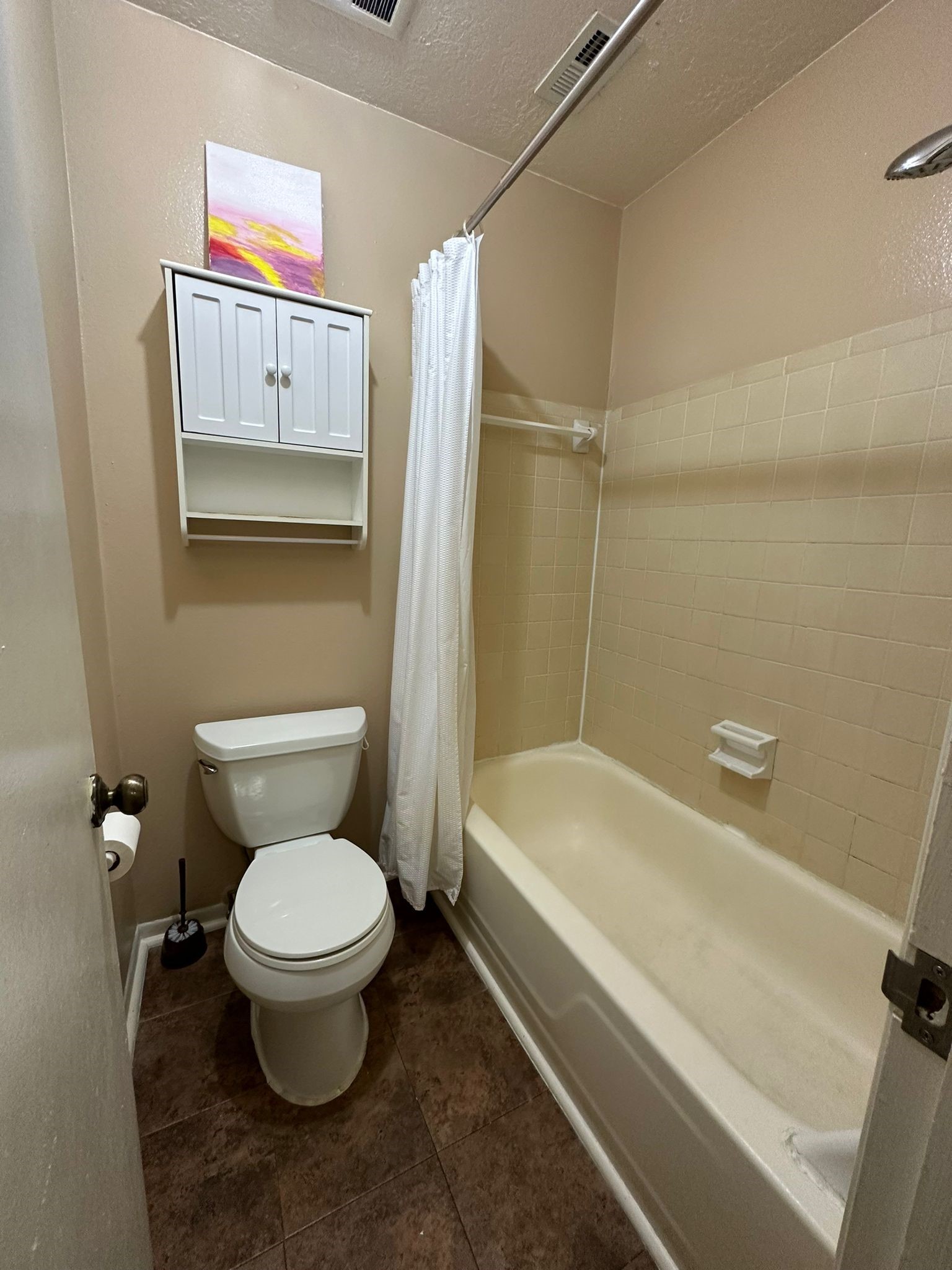 7305 South Gessner Road Houston, TX 77036 - Photo 21 of 24 a bathroom with a toilet and a bathtub