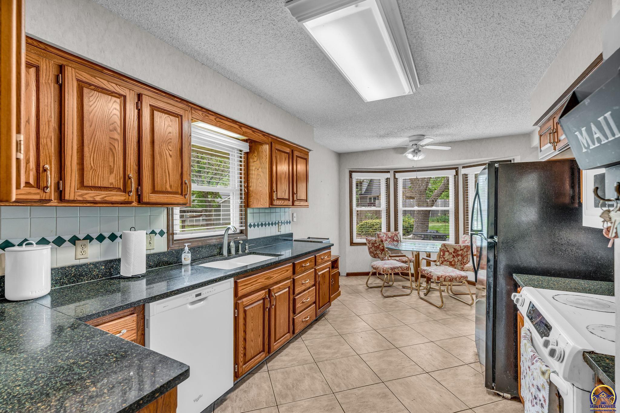 3901 Southwest Nottingham Road Topeka, KS 66610 - Photo 12 of 44