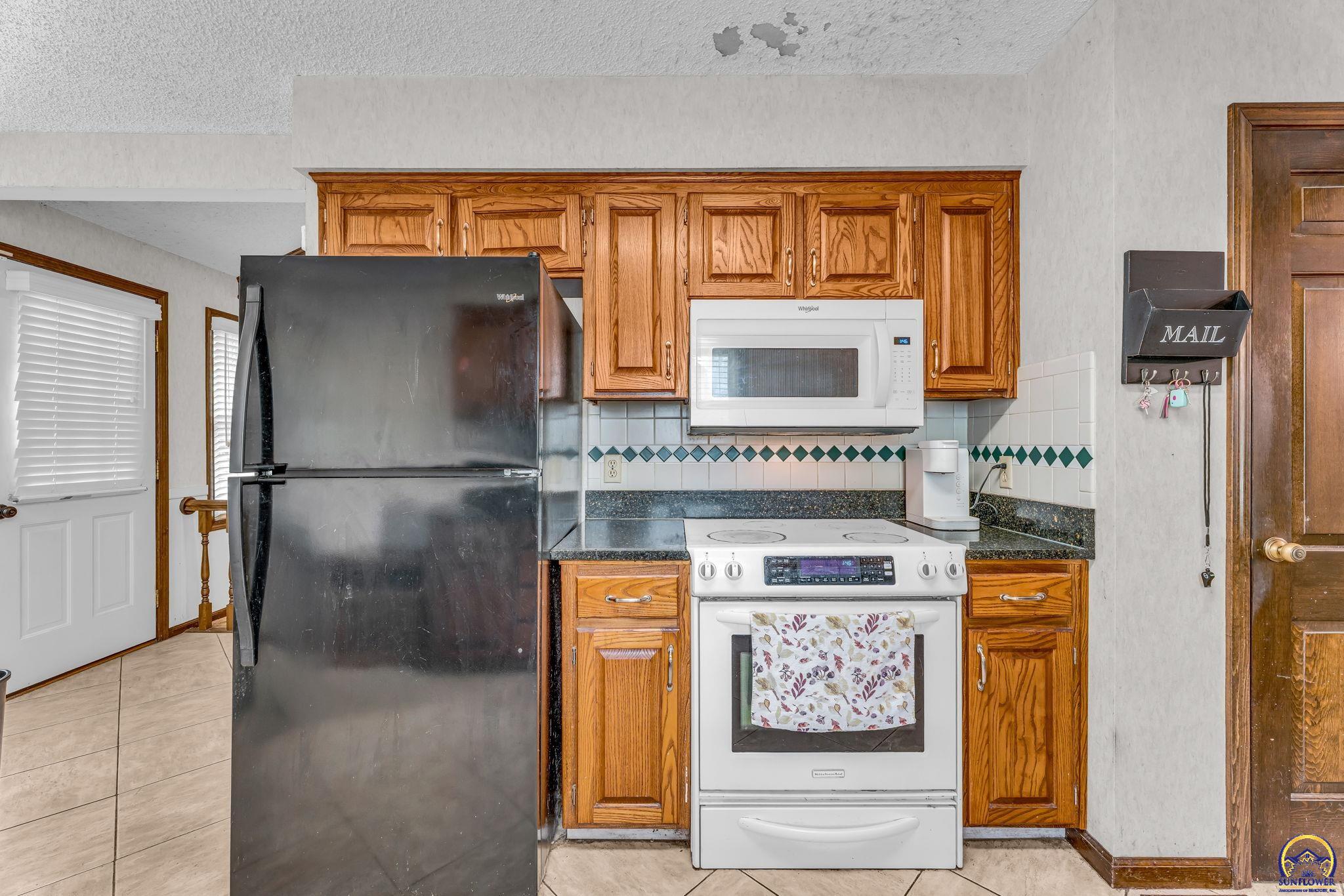 3901 Southwest Nottingham Road Topeka, KS 66610 - Photo 14 of 44